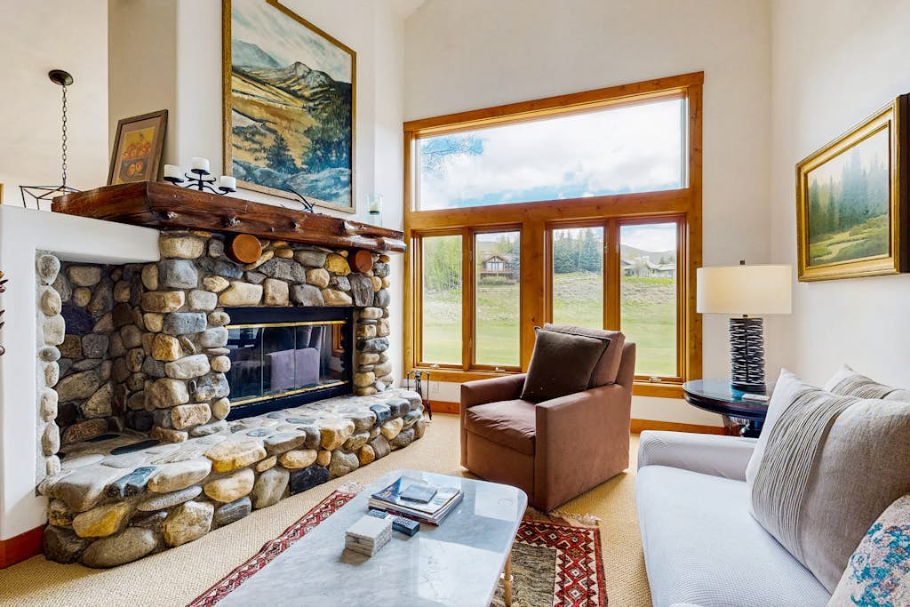 Luxury getaway near Ketchum, skiing, & golf w/ shared pool & tennis courts