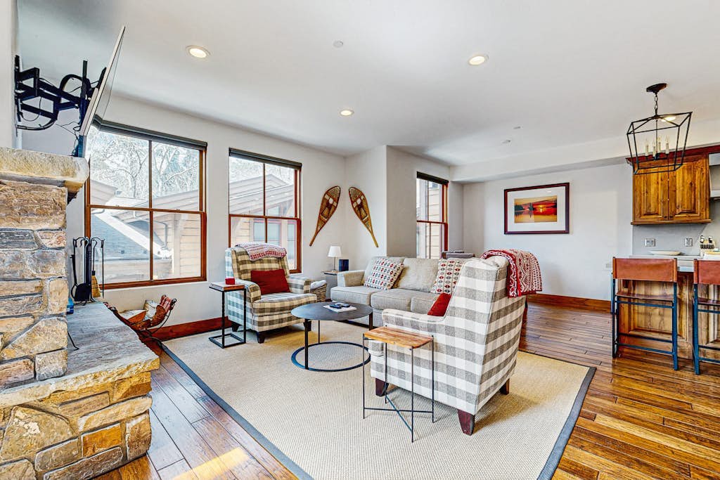 Stylish creekside condo fireplace & washer/dryer - walk to downtown