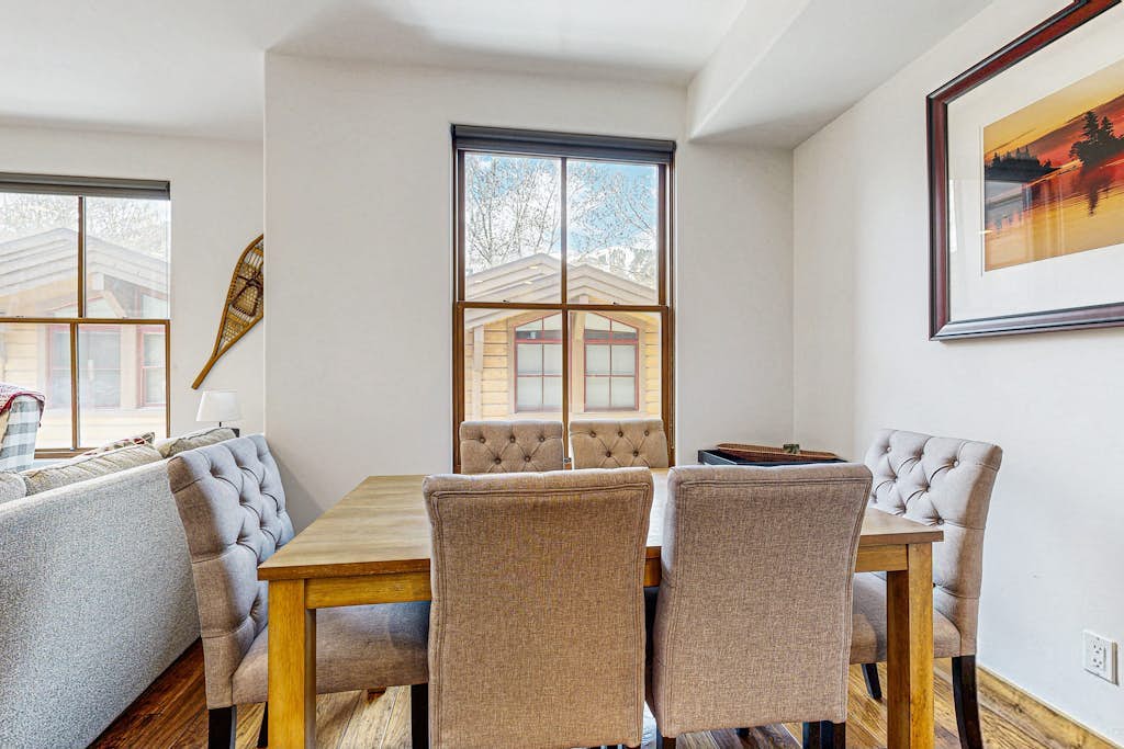 Stylish creekside condo fireplace & washer/dryer - walk to downtown
