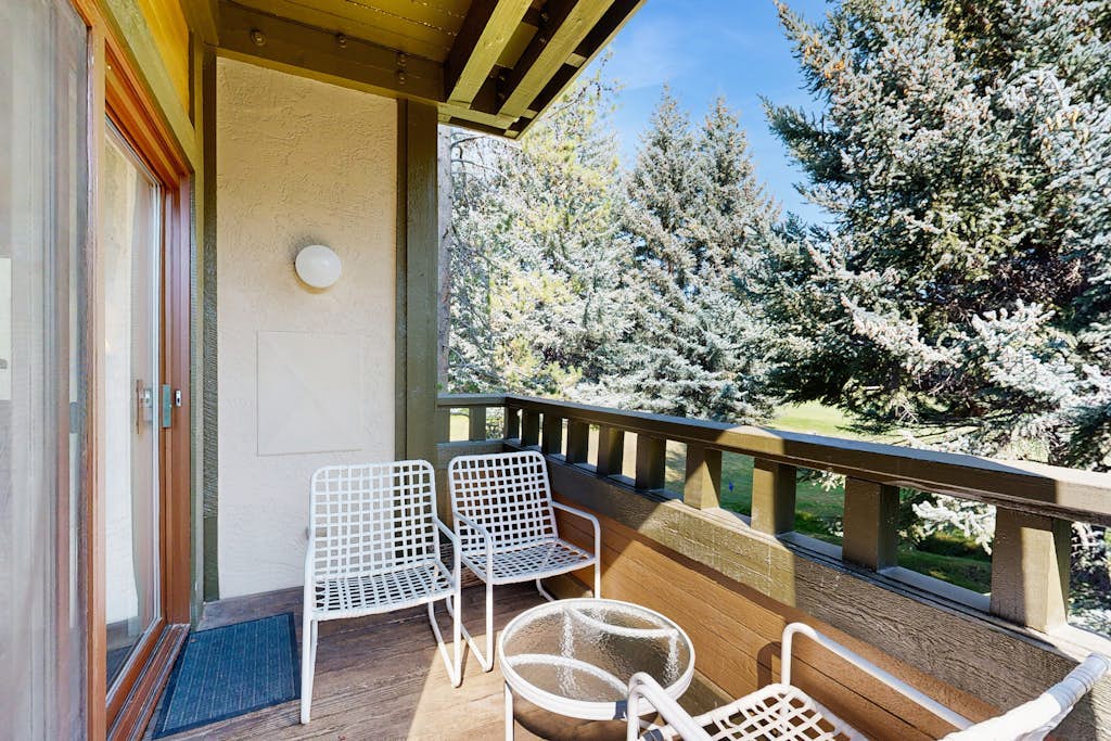 Golf course condo with ski shuttle, shared pools, & hot tub
