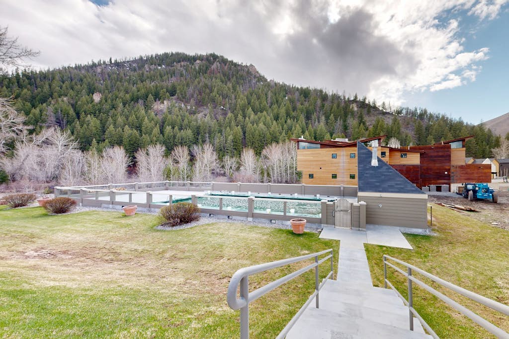 Wonderful Mountain Getaway W/ Shared Pool, Multiple Balconies, Gas Grill & WiFi