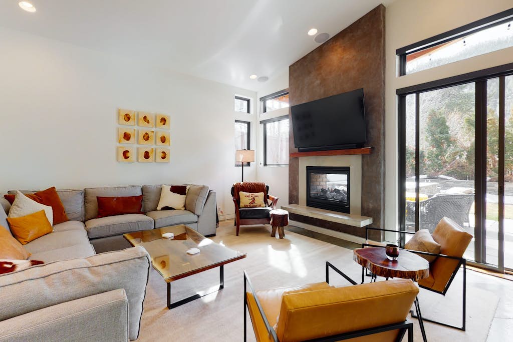 Luxurious home with hot tub, indoor/outdoor fireplace & WiFi - great location