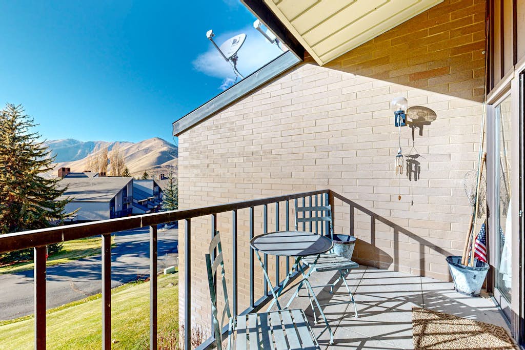 Serene & sun-filled mountain retreat with balcony, fireplace, & amazing views