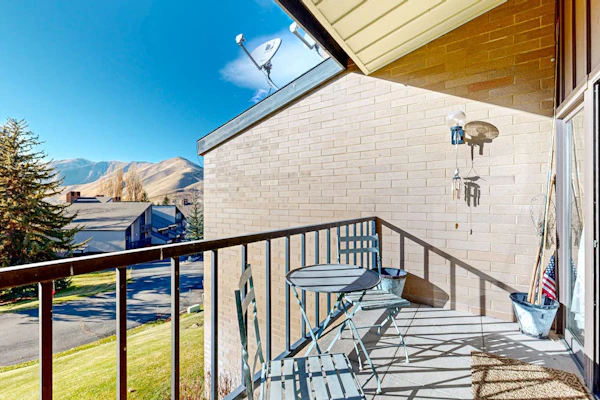 Serene & sun-filled mountain retreat with balcony, fireplace, & amazing views