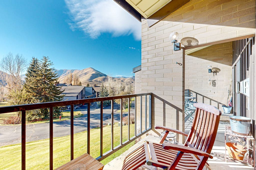 Serene & sun-filled mountain retreat with balcony, fireplace, & amazing views