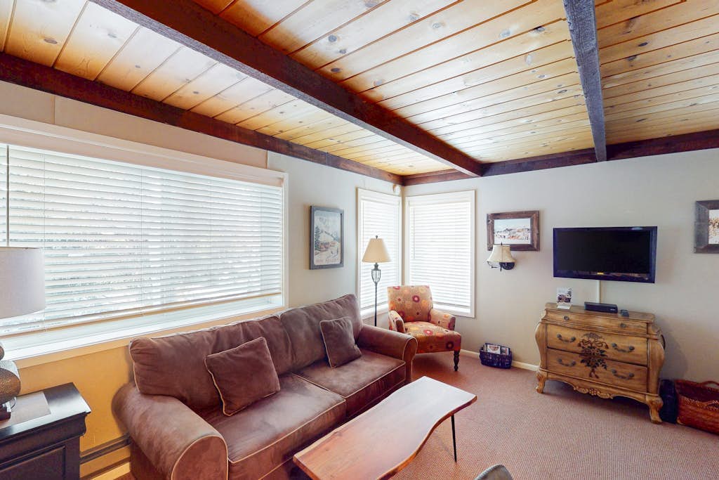 Delightful studio with WiFi & washer/dryer - minutes to downtown, near skiing