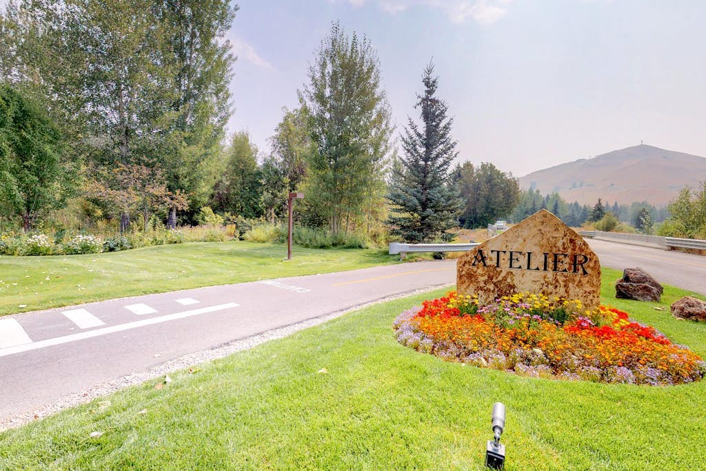 Delightful studio with WiFi & washer/dryer - minutes to downtown, near skiing