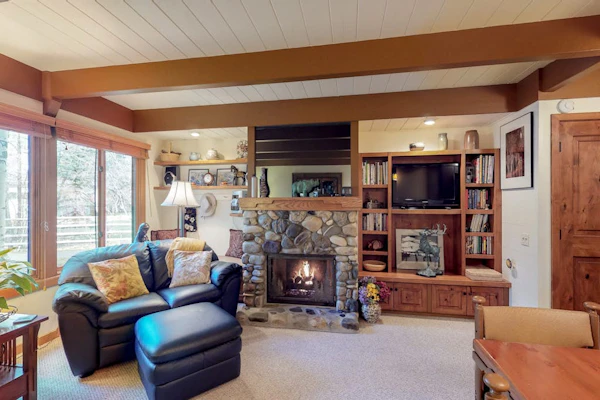 Charming condo w/ full kitchen, washer/dryer - close to ski slopes