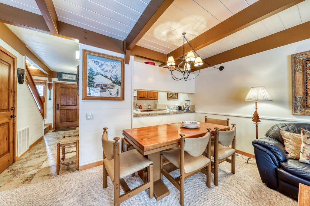 Charming condo w/ full kitchen, washer/dryer - close to ski slopes