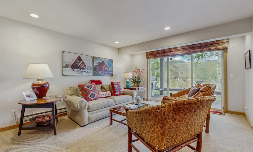 Lovely condo w/ beautiful views & shared pool/hot tub/tennis/golf