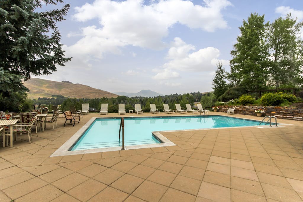 Lovely condo w/ beautiful views & shared pool/hot tub/tennis/golf
