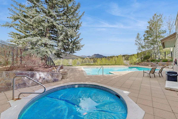 Lovely condo w/ beautiful views & shared pool/hot tub/tennis/golf