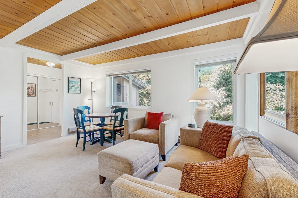 Bright corner Atelier studio w/mountain views - close to Sun Valley Resort