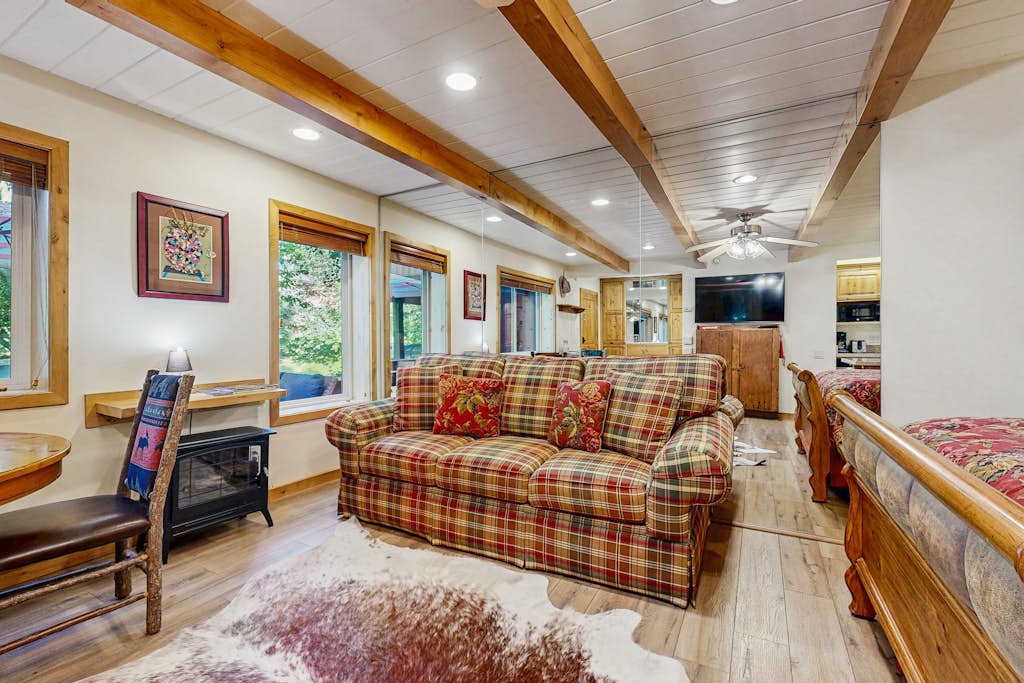 Lovely Studio Close to Dollar Mountain w/Full Kitchen/ Free WiFi/ Deck/ Netflix