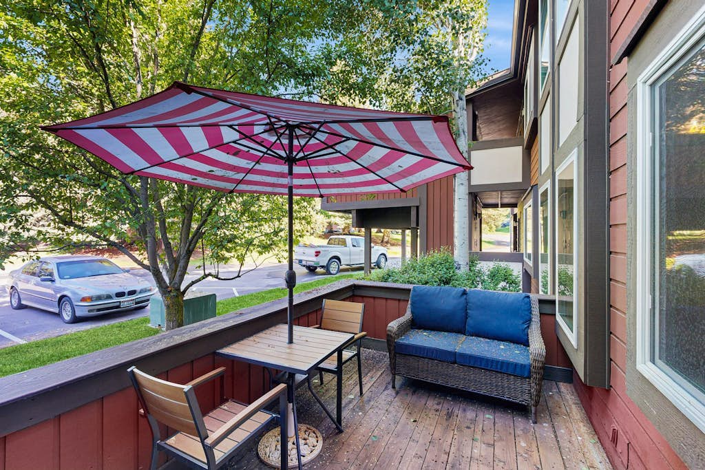 Lovely Studio Close to Dollar Mountain w/Full Kitchen/ Free WiFi/ Deck/ Netflix