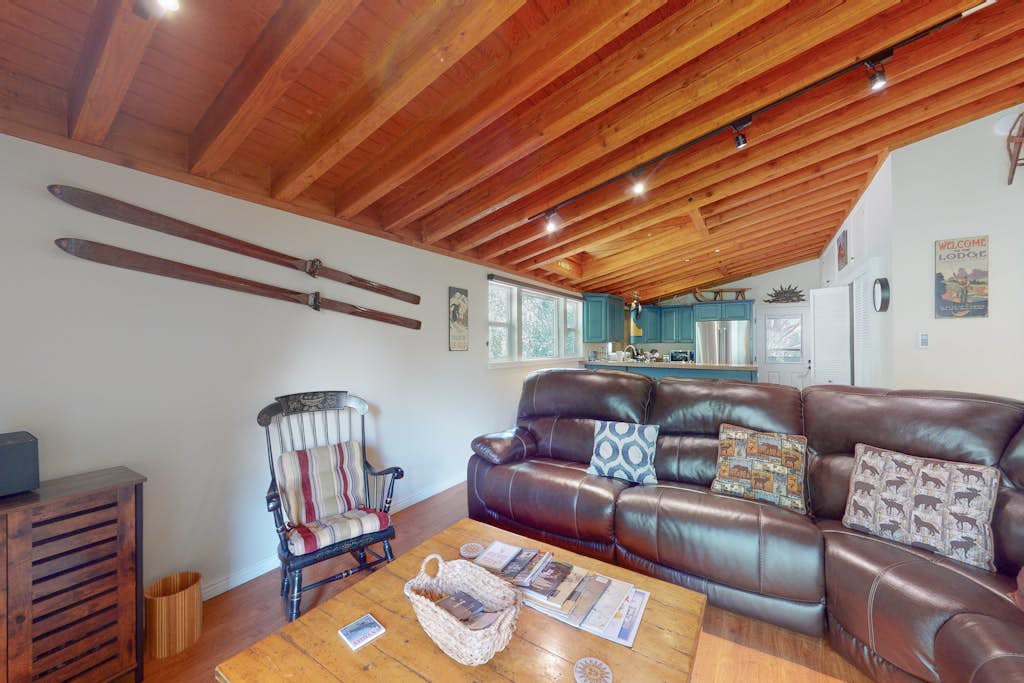 Perfect Mountain Gem Near Town & Slopes W/ Free WiFi, Balcony & Shared Pool