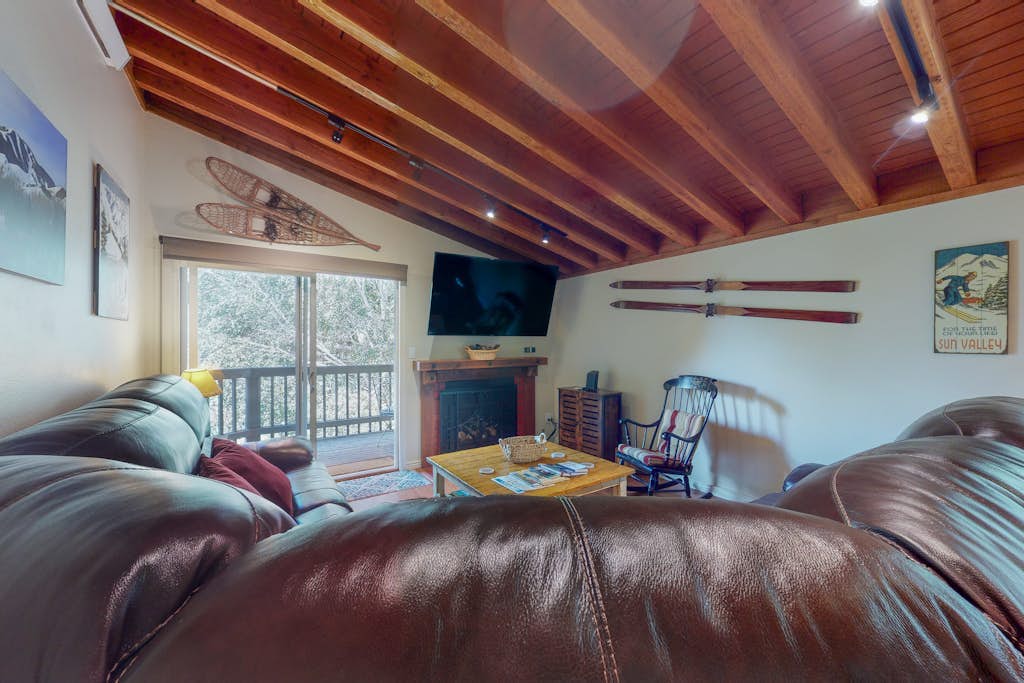 Perfect Mountain Gem Near Town & Slopes W/ Free WiFi, Balcony & Shared Pool