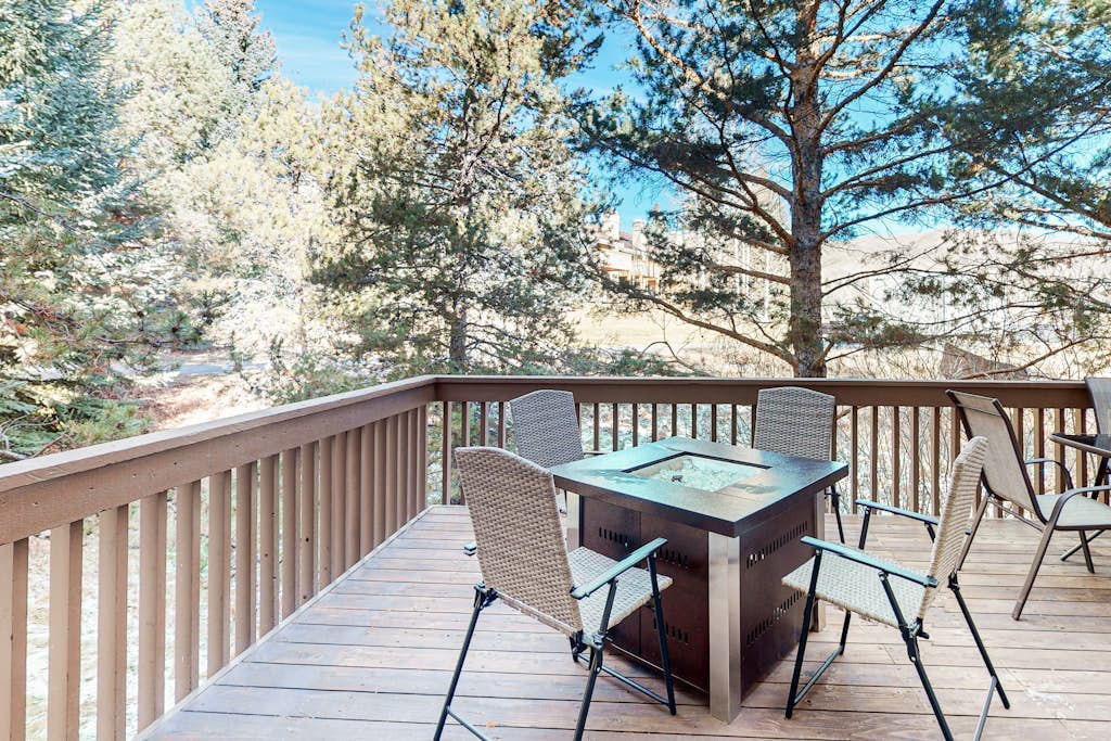 3-Story Condo w/Balcony, Gas Fireplace, Deck, Washer/Dryer, Fast WiFi, & More