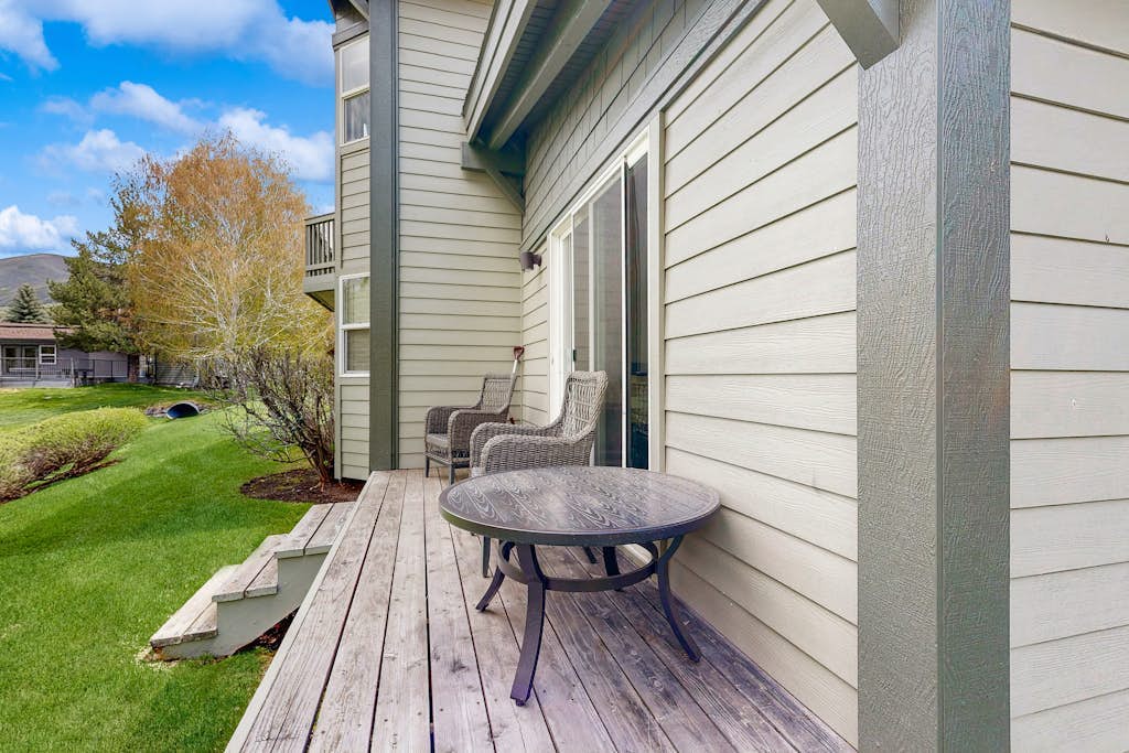 Lovely home with mountainview, fireplace, tennis, skiing, & washer/dryer