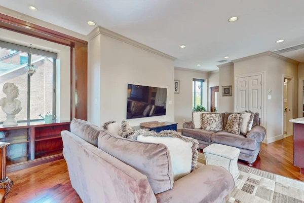 Centrally located open concept apartment with parking, central AC, & W/D
