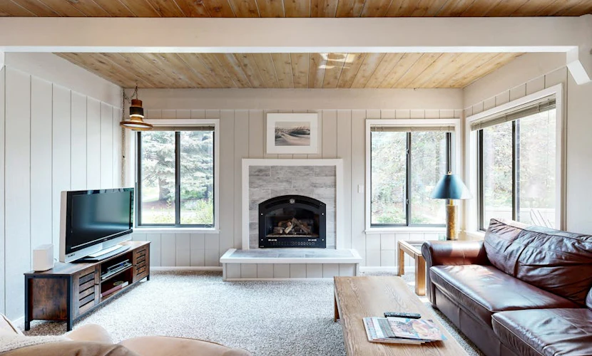 Charming condo with WiFi, deck, fireplace, shared pool, hot-tub, and sauna