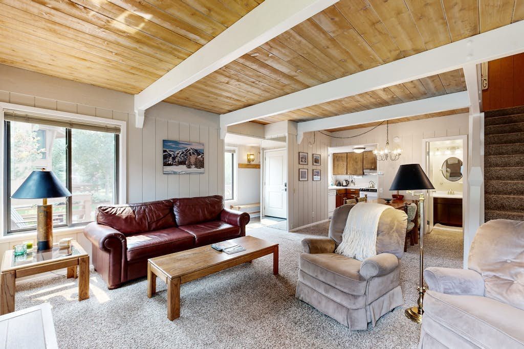 Charming condo with WiFi, deck, fireplace, shared pool, hot-tub, and sauna