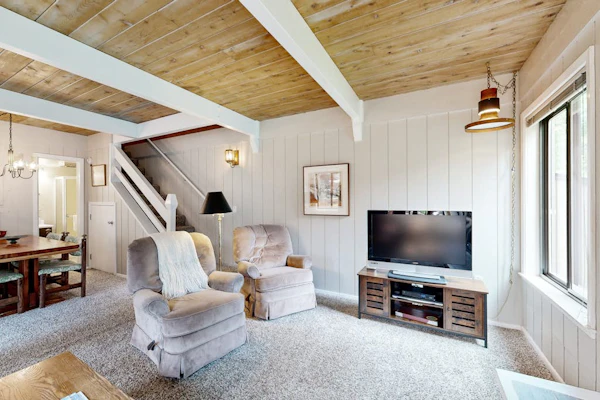 Charming condo with WiFi, deck, fireplace, shared pool, hot-tub, and sauna