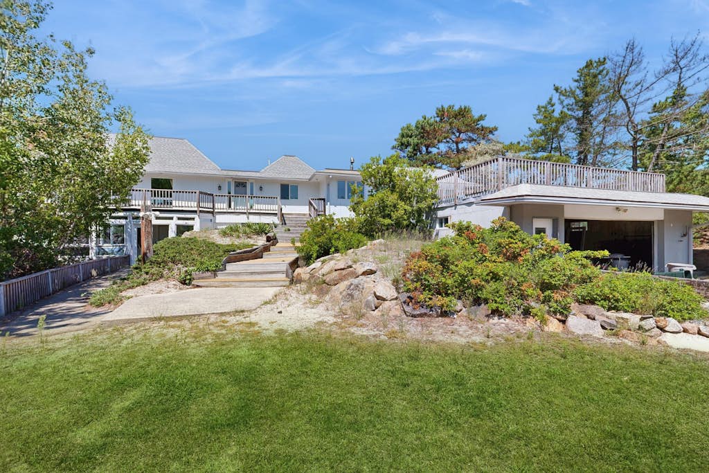 Private beachfront escape on Coffins Beach w/ amazing views & private beach