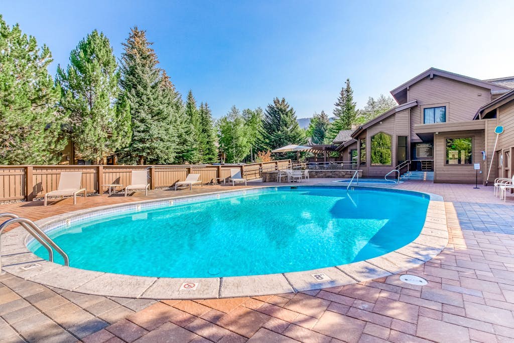 Cozy ski condo with patio, fireplace, WiFi, shared pool & hot tub, walk to lifts