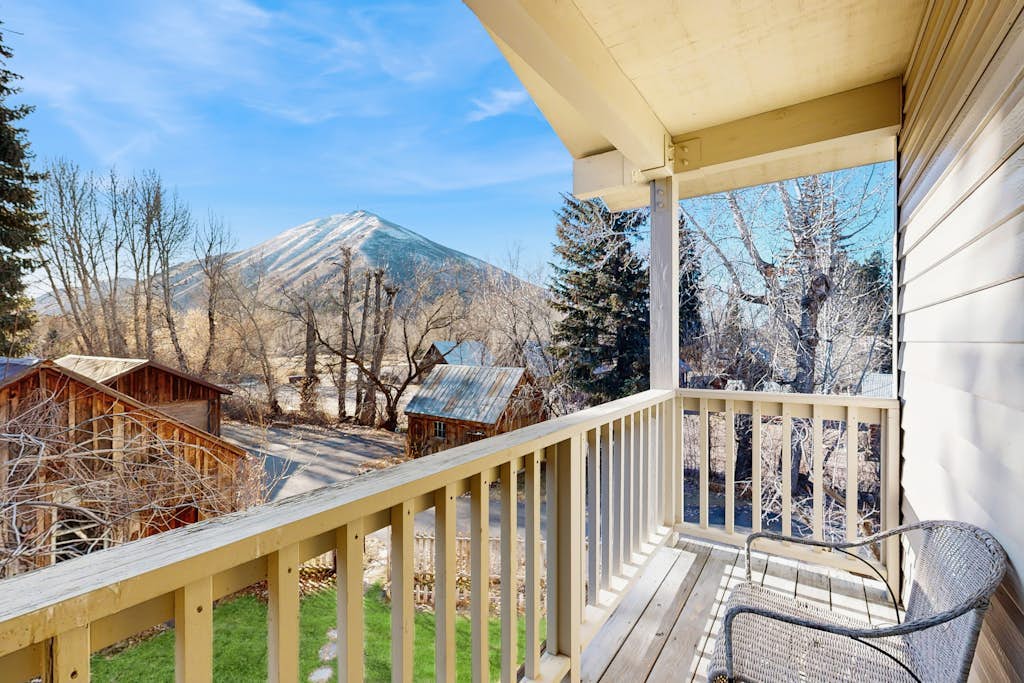 Timeless Vintage home across from park, walk to river and downtown Hailey, wifi