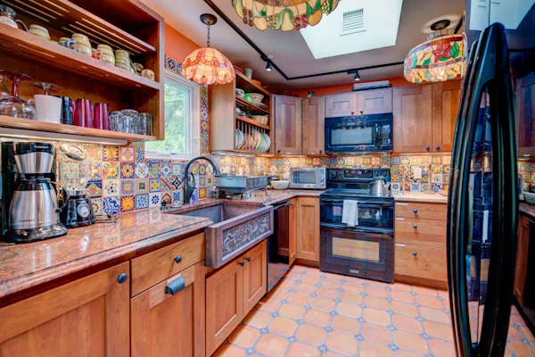 Quaint getaway with full kitchen and lush yard - close to the beach and downtown