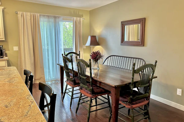 Spacious 2-Story Close to Lake-Marina-Fishing; 3 dogs-A/C-Mountain View