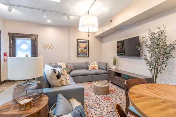 Dog-friendly downtown condo - large balcony, fast WiFi, updated interior & W/D