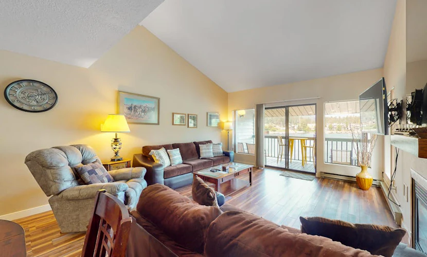 Lakefront condo with balcony, stunning views, fast WiFi & W/D
