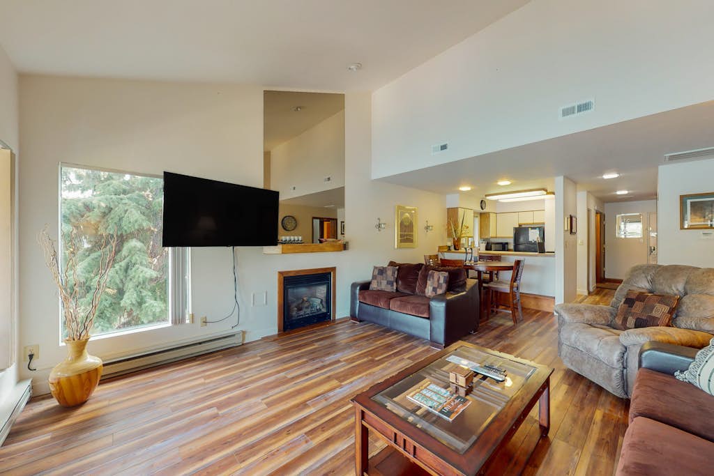 Lakefront condo with balcony, stunning views, fast WiFi & W/D