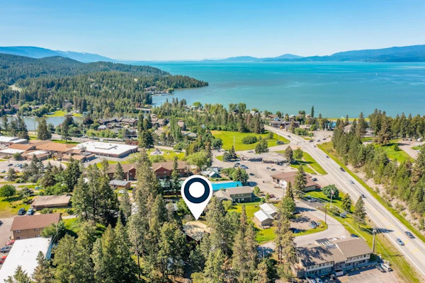 Lake & mountain view retreat with washer/dryer, & furnished deck