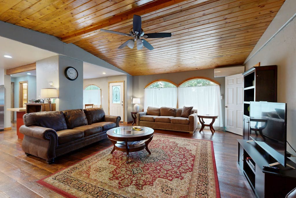 Mountain view retreat with deck, private hot tub, washers & dryers, firepit