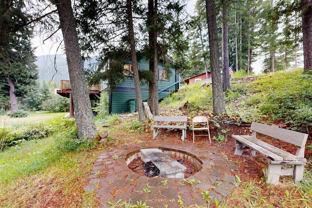 Mountain view retreat with deck, private hot tub, washers & dryers, firepit