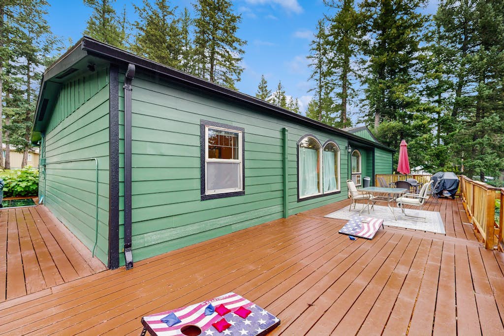 Upper-level mountain view retreat with private hot tub, washer/dryer, firepit