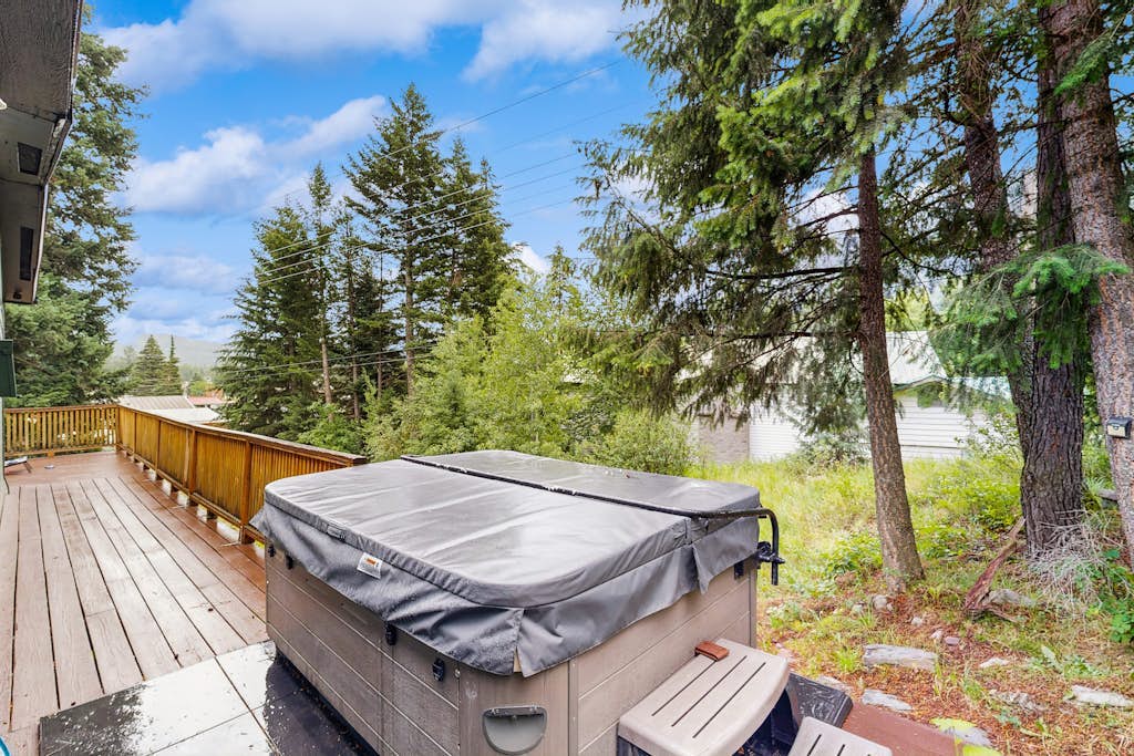 Upper-level mountain view retreat with private hot tub, washer/dryer, firepit