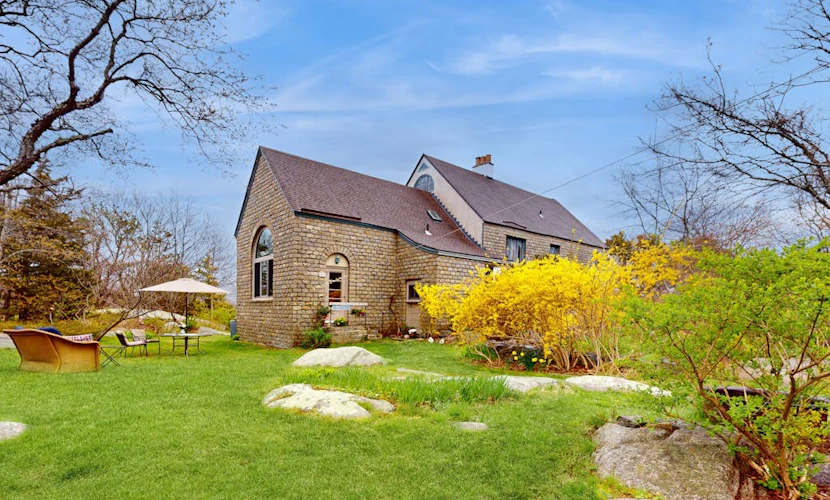 Artistic guest suite with beautiful outdoor spaces, walk to town & beaches