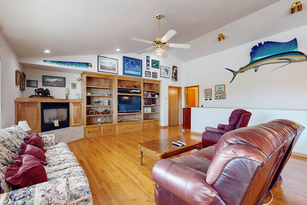 Spacious home with pool table, WiFi, patio - close proximity to Flathead Lake
