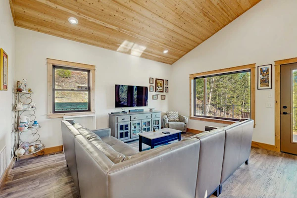 Newly built cabin, unparalleled views of forest, close to ski, hiking and lake