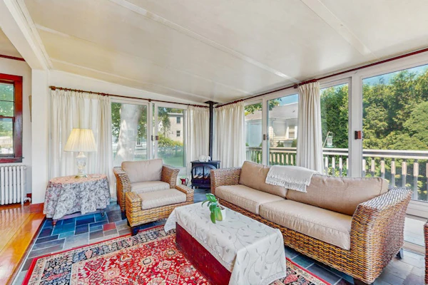 Downtown home: walk to town, beach & regional rail station