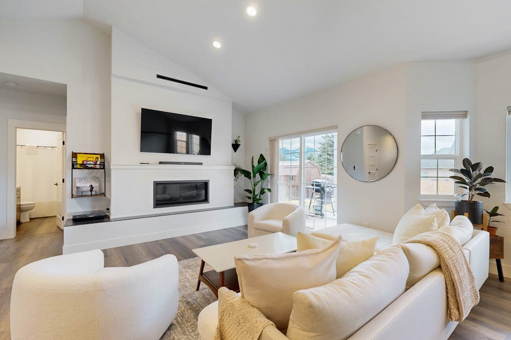 Beautifully furnished home with hot tub, gas fireplace, soaking tub, & fire pit