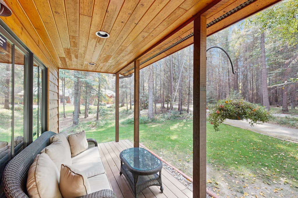 Big Fork rustic loft cabin with forest views, WiFi, 5 miles to Flathead Lake