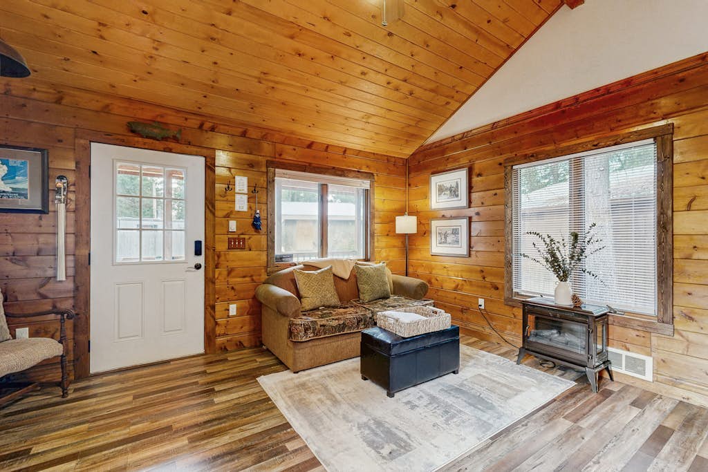 Charming cabin in Big Fork, pet friendly, firepit, 5 min to Lake, fly-fishing