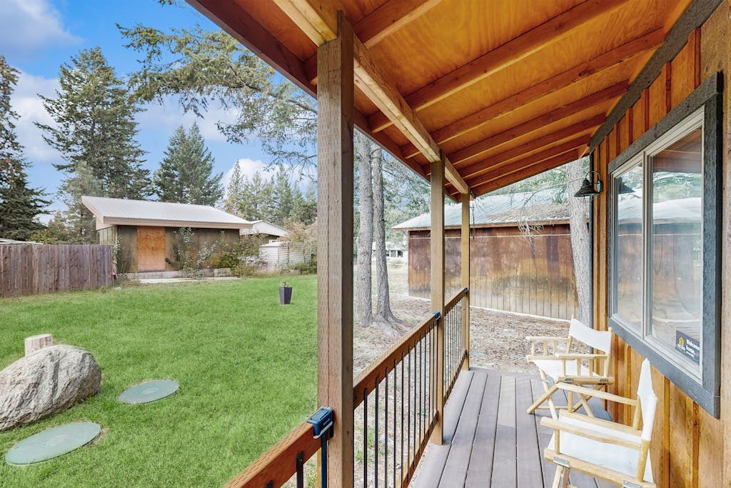 Charming cabin in Big Fork, pet friendly, firepit, 5 min to Lake, fly-fishing