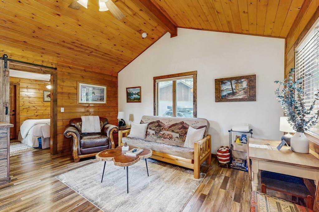 Enjoy two separate cabins, pet friendly, firepit, 5 min to Lake, fly-fishing