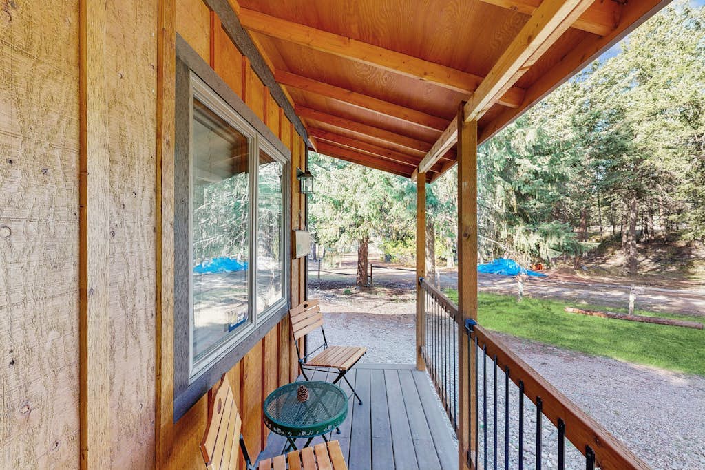 Enjoy two separate cabins, pet friendly, firepit, 5 min to Lake, fly-fishing